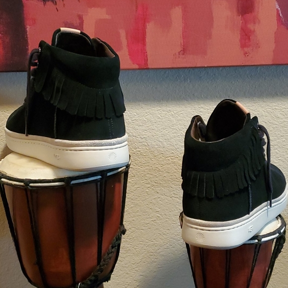 UGGS - Picture 4 of 6